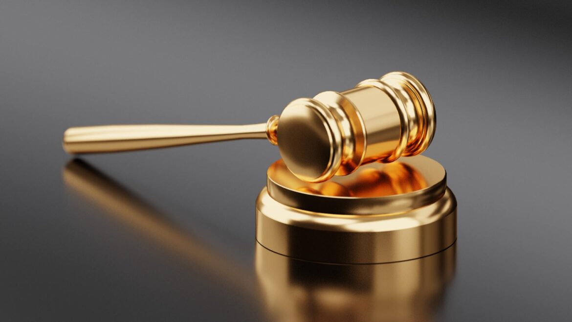Marteau Palais de justice – libre de droit-compressed (1)