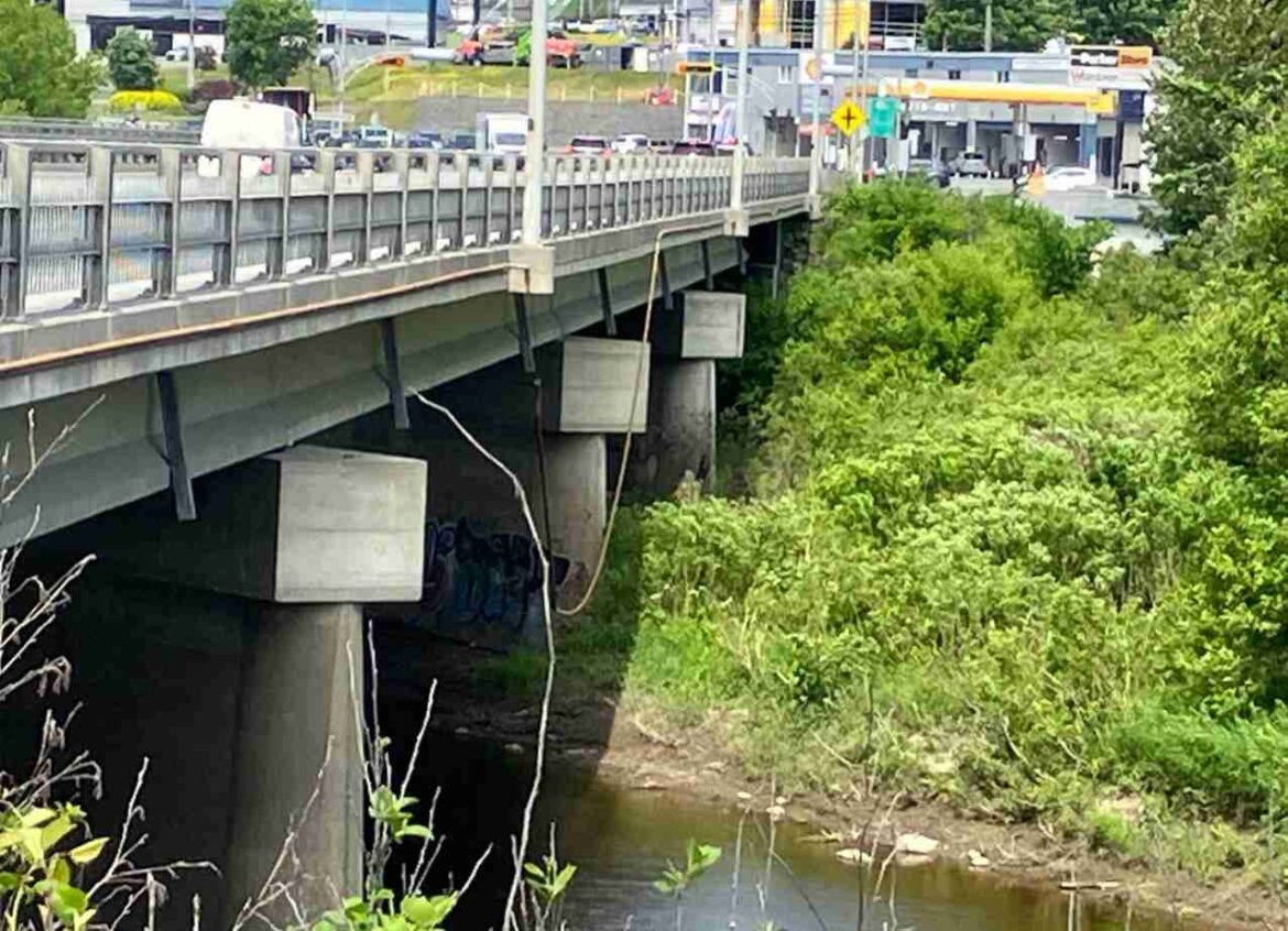 Rivière famine-compressed